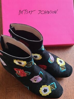 BETSEY JOHNSON Twiggy Boots Size 6